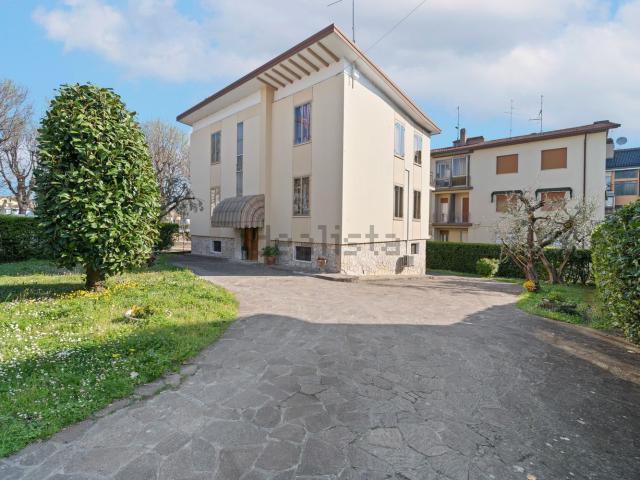 Case e ville in vendita di 350 m² in Via Scuole