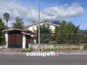 Case e ville in vendita di 350 m² in Via Serroni, 8
