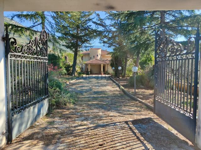 Case e ville in vendita di 350 m² in Via Serre