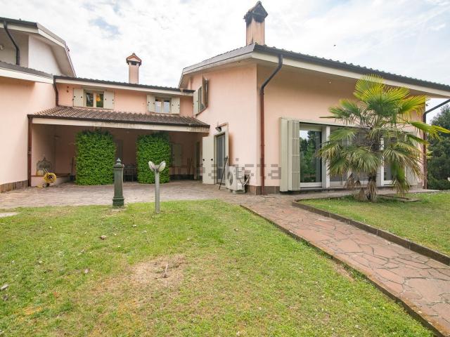 Case e ville in vendita di 350 m² in Via Parini, 16