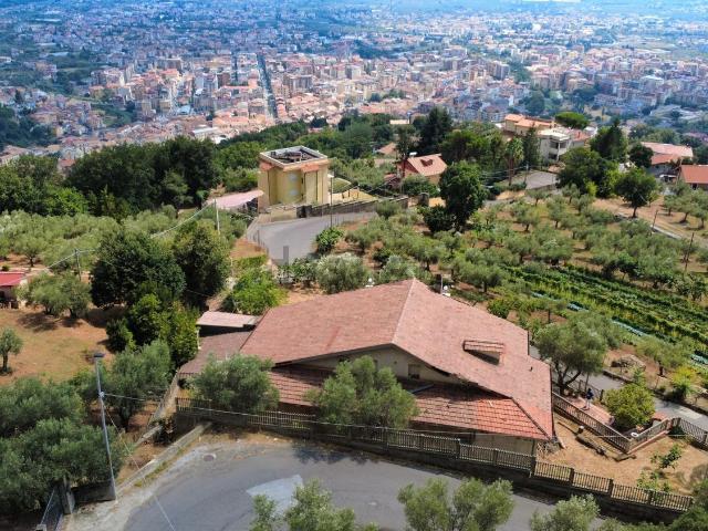 Case e ville in vendita di 350 m² in Via Pasquale Stancati, 54