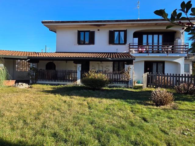 Case e ville in vendita di 350 m² in Via per Meina