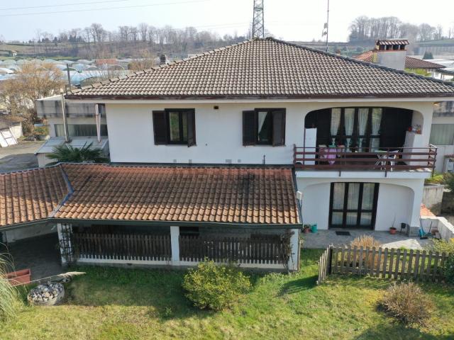 Case e ville in vendita di 350 m² in Via per Meina