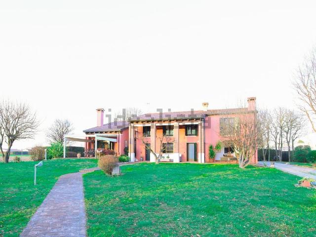 Case e ville in vendita di 350 m² in Via Perarolo