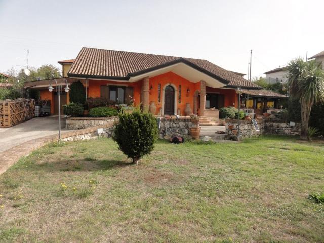 Case e ville in vendita di 350 m² in Via Peschieta