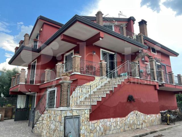 Case e ville in vendita di 350 m² in Via Pizzone