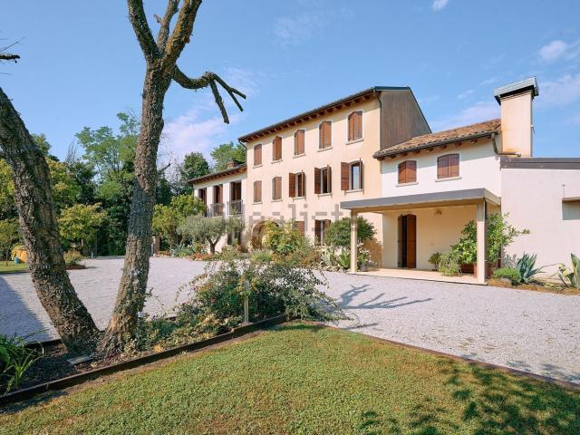 Case e ville in vendita di 350 m² in Via Piave, 38
