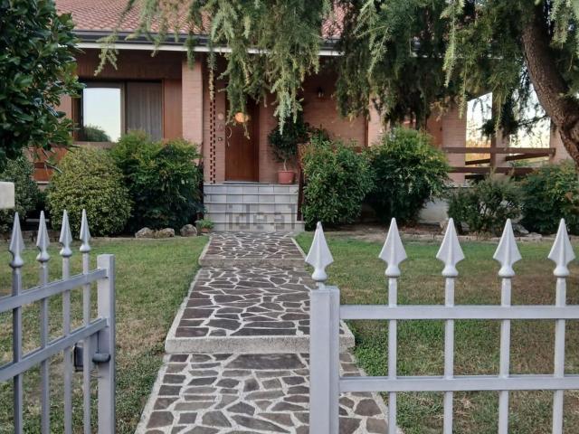 Case e ville in vendita di 350 m² in Via Pietro Nenni, 16