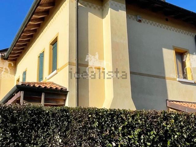 Case e ville in vendita di 350 m² in Via Pirami