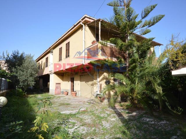 Case e ville in vendita di 350 m² in Via Provinciale