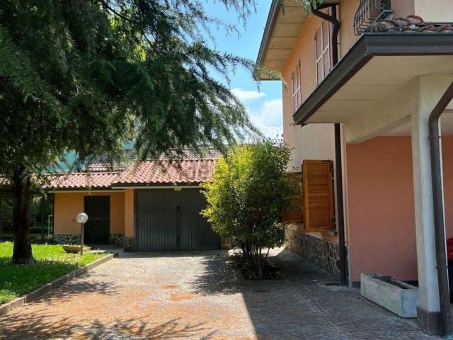 Case e ville in vendita di 350 m² in Via Rodolfo Lori