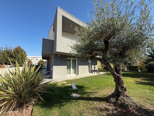 Case e ville in vendita di 350 m² in Via Roma, 262