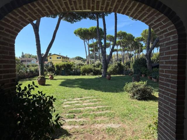 Case e ville in vendita di 350 m² in Via Tonfano