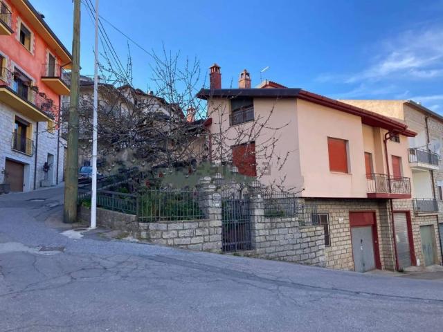 Case e ville in vendita di 350 m² in Via Taloro