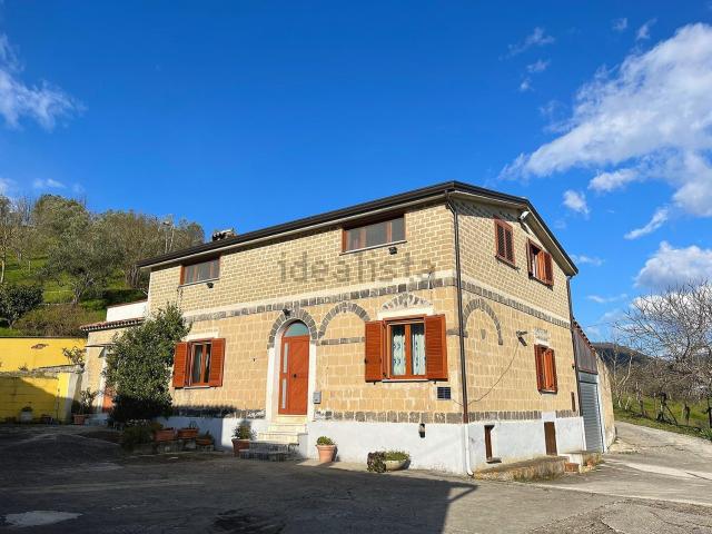 Case e ville in vendita di 350 m² in Via Tesauro