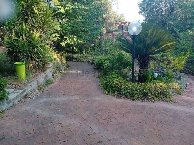 Case e ville in vendita di 350 m² in Strada Privata Colleromano, 9