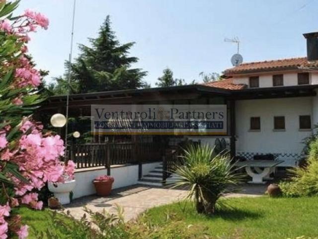 Case e ville in vendita di 350 m² in Via Trevisago