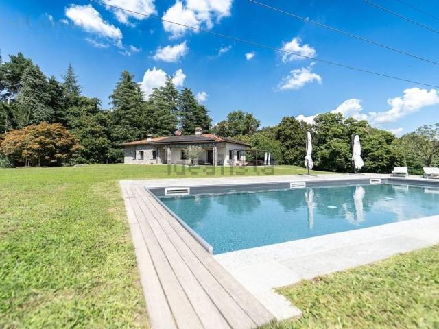Case e ville in vendita di 350 m² in Via Trivino