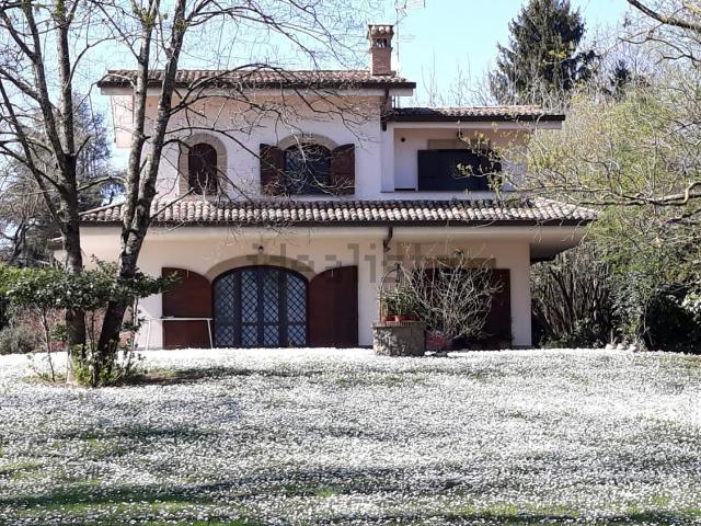 Case e ville in vendita di 350 m² in Via Tuscolana