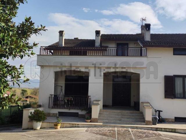Case e ville in vendita di 350 m² in Via Valente, 68