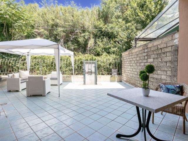 Case e ville in vendita di 350 m² in Via Vitagliano Rossetti, 46