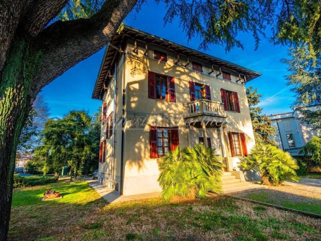 Case e ville in vendita di 350 m² in Via Vittorio Veneto, 56