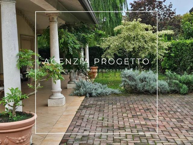 Case e ville in vendita di 350 m² in Via Vittorio Veneto