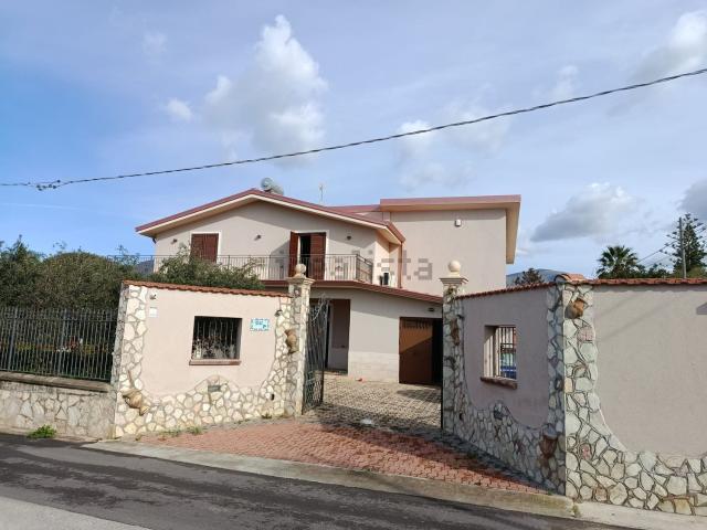 Case e ville in vendita di 350 m² in Via Vittime del Mare, 35