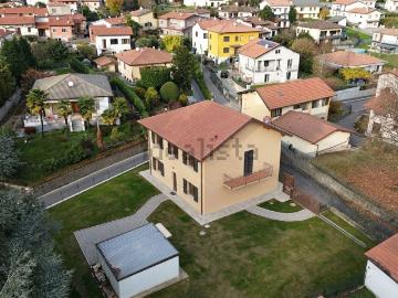 Case e ville in vendita di 350 m² in Via XXV Aprile