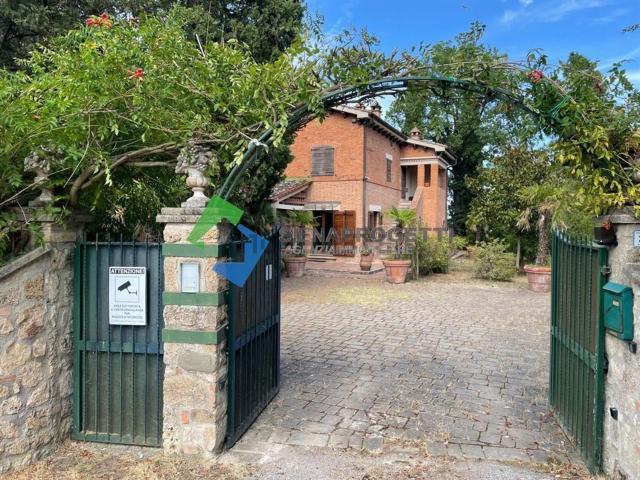 Case e ville in vendita di 350 m² in Via XXV Aprile
