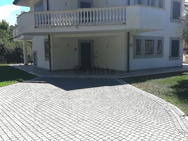 Case e ville in vendita di 350 m² in Viale Umberto Mastroianni