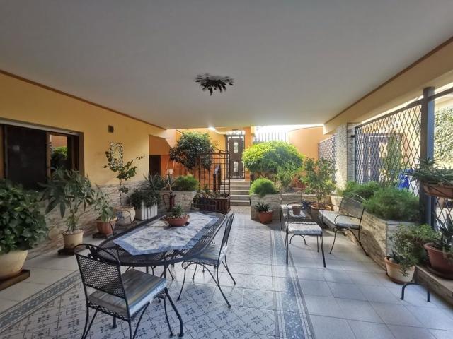 Case e ville in vendita di 350 m² in Viale Val di Mazara