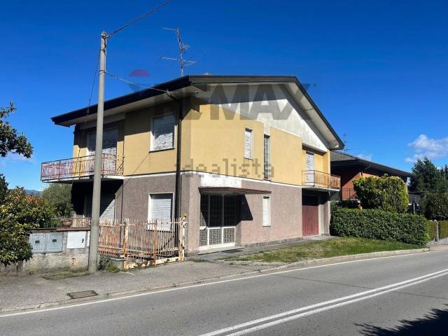 Case e ville in vendita di 350 m² in Viale dello Sport, 3