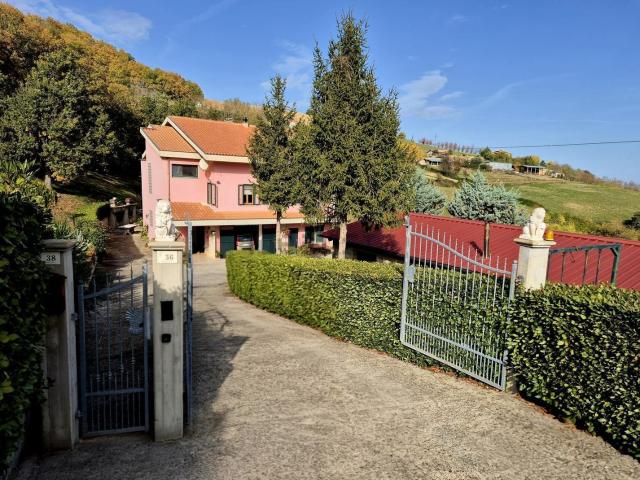 Case e ville in vendita di 350 m² in Contrada Valloni, 38