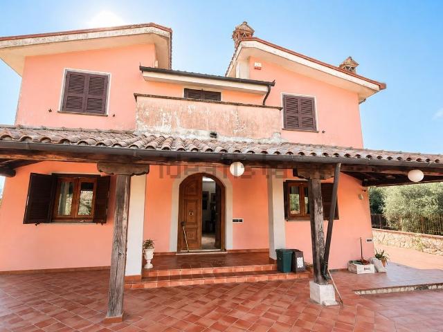 Case e ville in vendita di 350 m² in Contrada Colle del Faggio