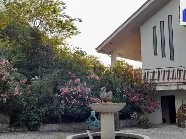 Case e ville in vendita di 350 m² in Contrada FONTENUOVA, 8