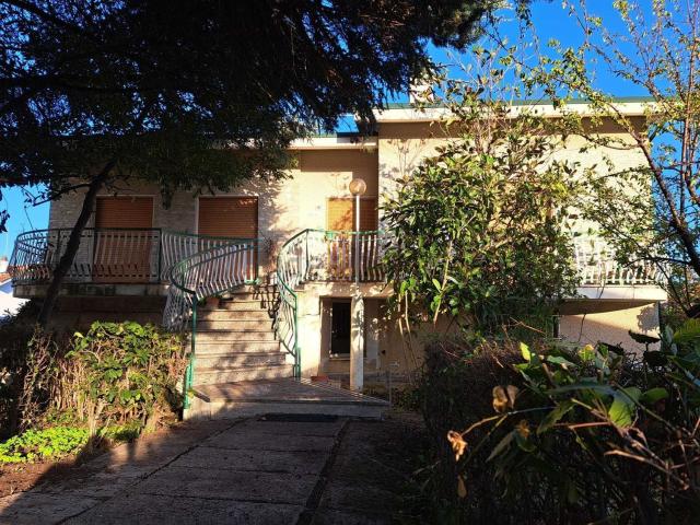 Case e ville in vendita di 350 m² in Contrada Marcianese, 187