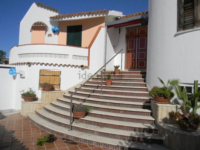 Case e ville in vendita di 350 m² in Lungomare Delle Anticaglie, 72