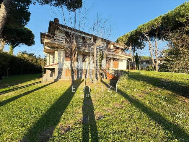 Case e ville in vendita di 350 m² in Piazza Ronchi