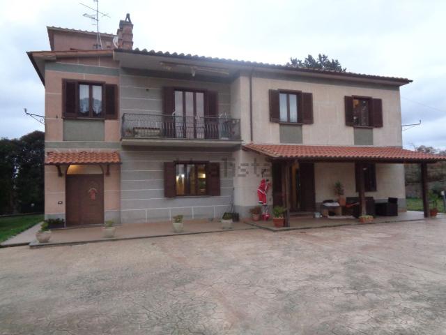 Case e ville in vendita di 350 m² in Strada Cassia Sud, 1