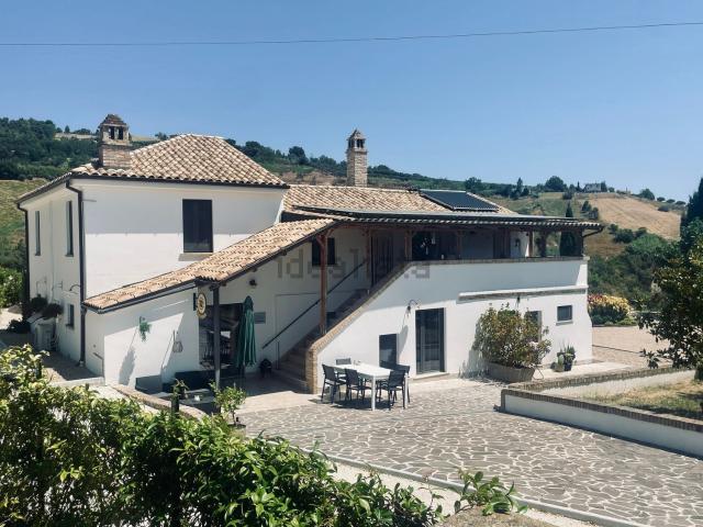 Case e ville in vendita di 350 m² in Strada Gaglierano, 61