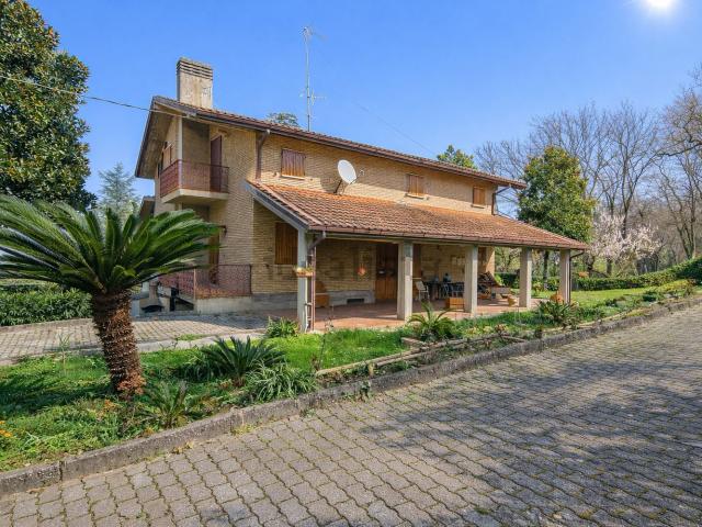 Case e ville in vendita di 350 m² in Strada Madonna dei Mazza
