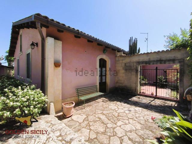 Case e ville in vendita di 350 m² in Strada Magrentino