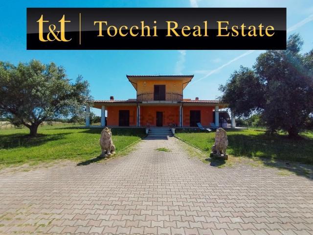 Case e ville in vendita di 350 m² in Strada Tuscanese