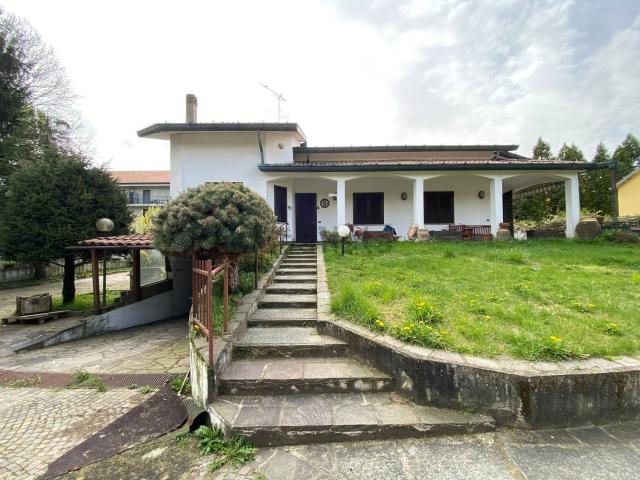 Case e ville in vendita di 351 m² in Via Cadore, 15