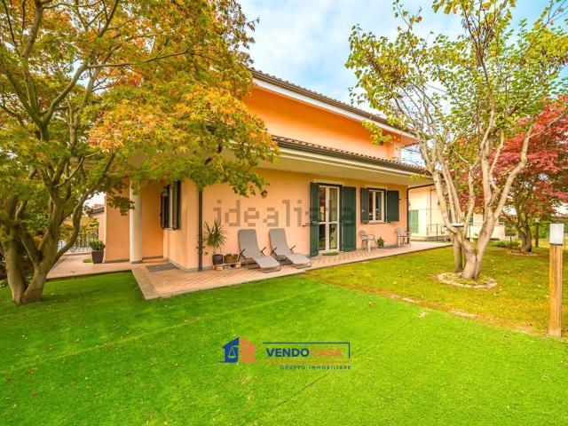 Case e ville in vendita di 351 m² in Via Cuneo, 25