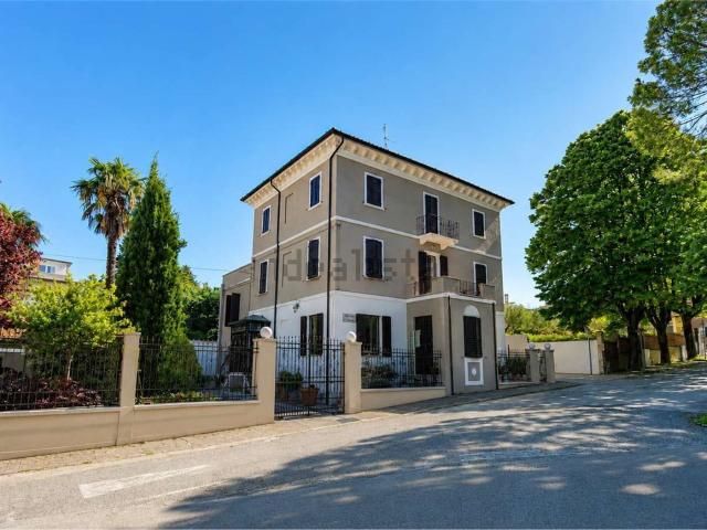 Case e ville in vendita di 351 m² in Largo Marina, 15