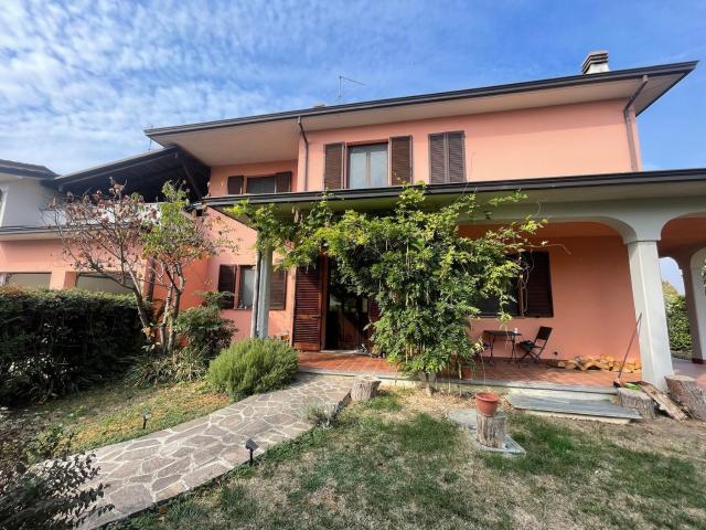 Case e ville in vendita di 351 m² in Strada della Regina, 71