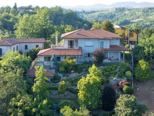 Case e ville in vendita di 352 m² in Via Canton Maccario