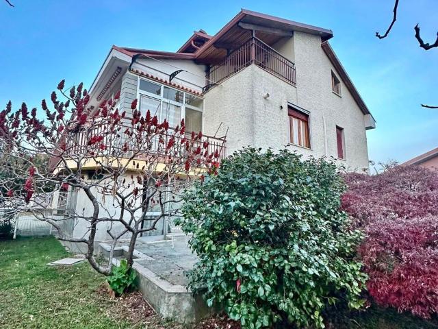Case e ville in vendita di 352 m² in Via Cervino, 1